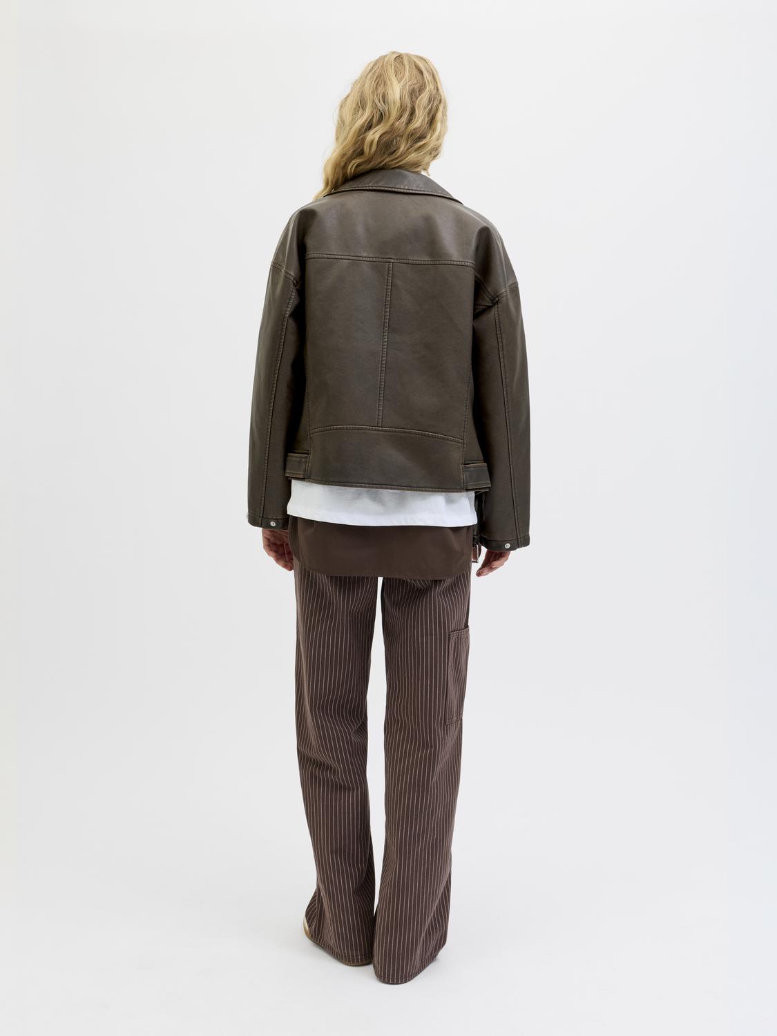 model_shot-back